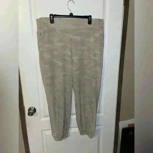 Athleta tan camo black print Brooklyn joggers size 18 - Picture 1 of 6